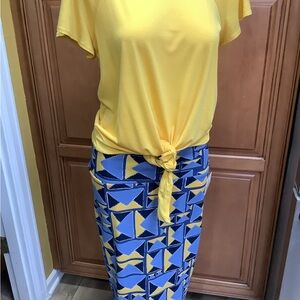 NWT BLUE AND GOLD ENVELOPE DESIGNS ON THIS PENCIL SKIRT